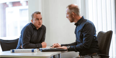 Bert Ritsema twee mannen aan een bureau in gesprek